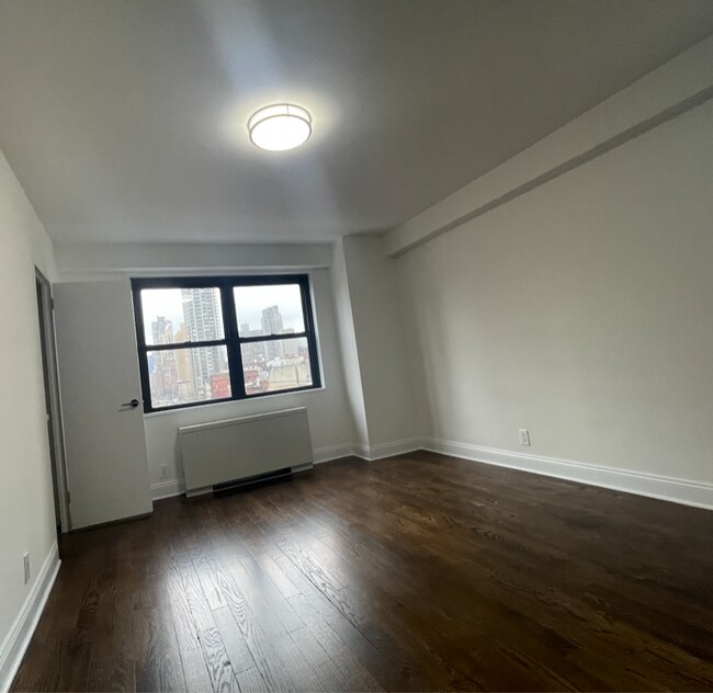 Building Photo - 405 E 88th St