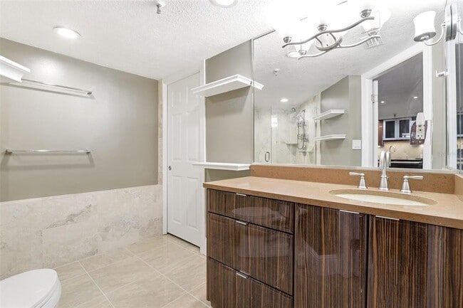 Building Photo - 400 E Colonial Dr