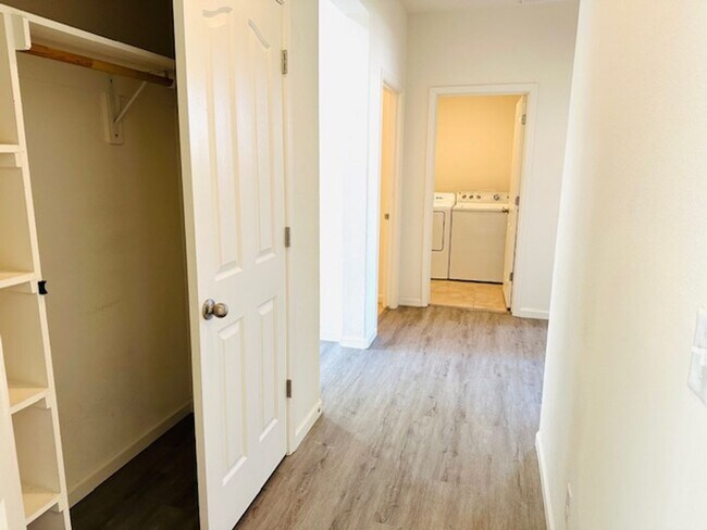 Building Photo - $2,250 Locan & Ashlan, 3 Bedroom - E. Giav...