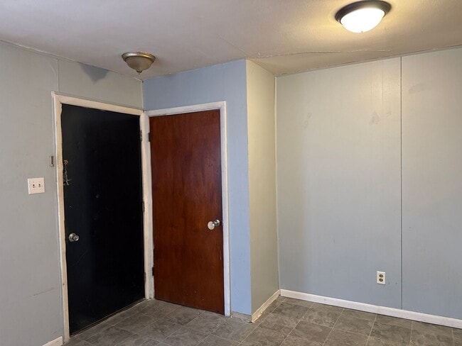 Building Photo - 2114 E Converse St