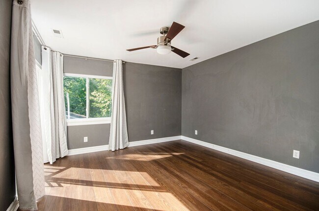 Building Photo - CHARMING 4 BED 2.5 BATH COLONIAL MINUTES F...