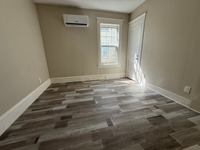 Building Photo - 68 Ash St