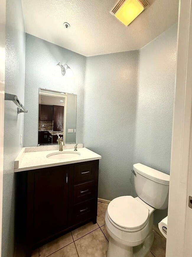 Building Photo - 301 N Navarette Pl