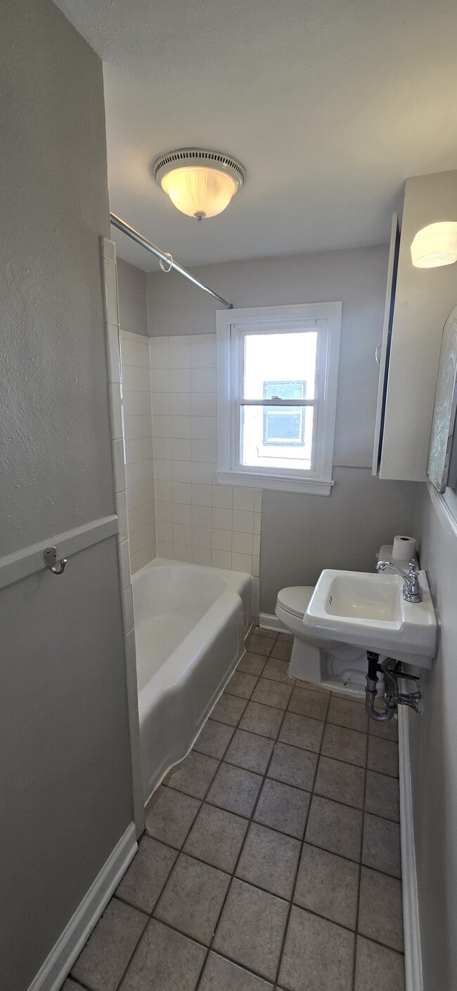 Building Photo - 904 Front Ave