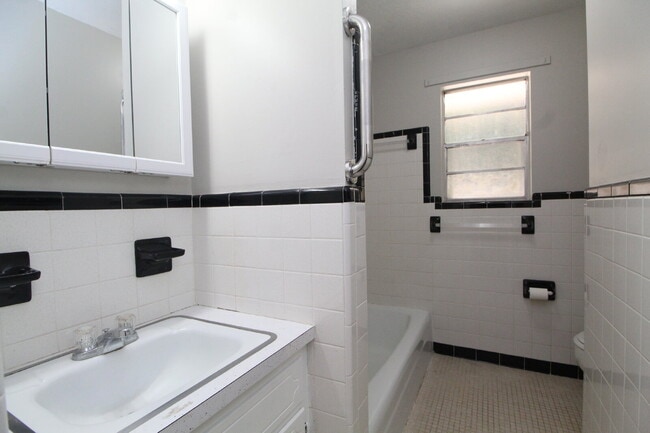 Building Photo - Updated 2BD/1BA Duplex in NE Pensacola