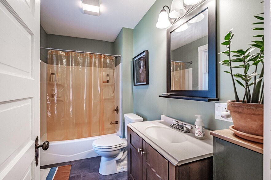 Building Photo - 35 Clinton St