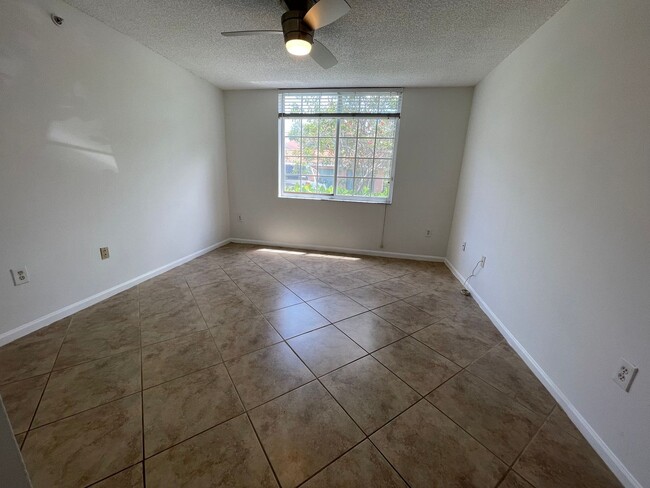 Building Photo - ANNUAL RENTAL - 1ST FLOOR 3 BED / 2 BATH C...