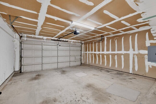 Building Photo - 215 Aspenway Dr