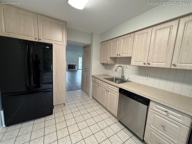 Building Photo - 7422 Azalea Ct