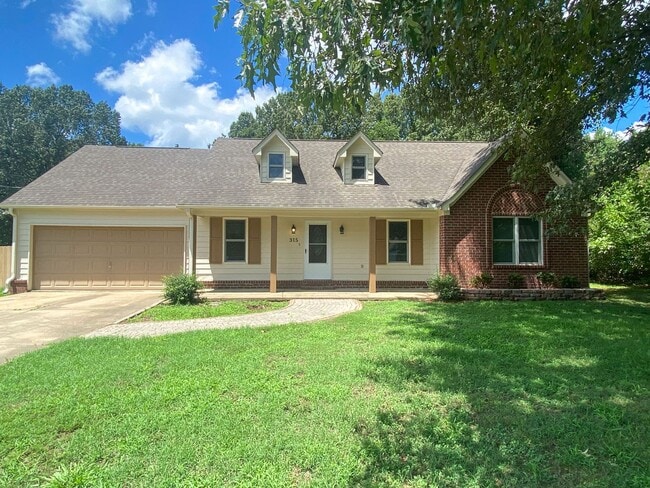 Primary Photo - 4 bed, 2 bath spacious home on large lot i...