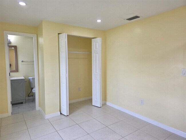 Building Photo - 3633 SE 20th Terrace