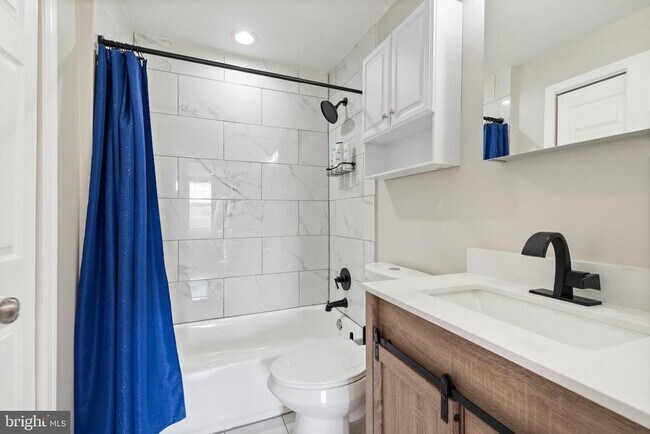 Building Photo - 2219 E Chase St