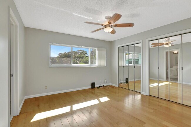 Building Photo - 884 SE 19th Ave