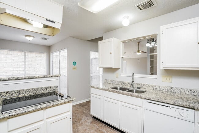 Building Photo - 6862 Heather Hollow Dr