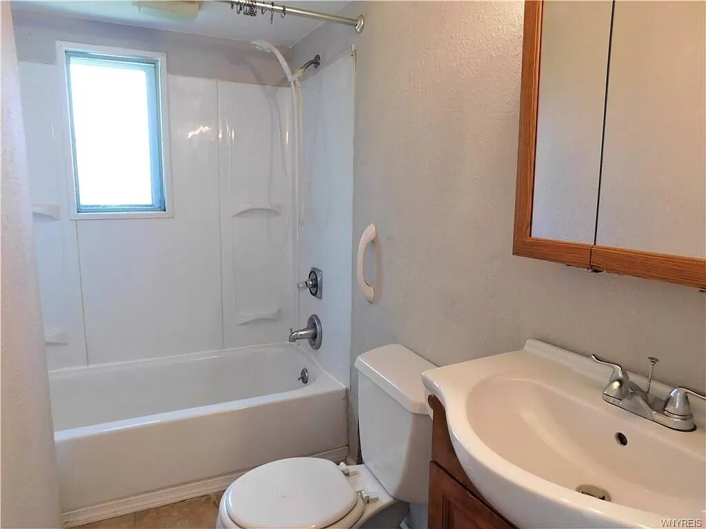 Building Photo - 395 Davey St