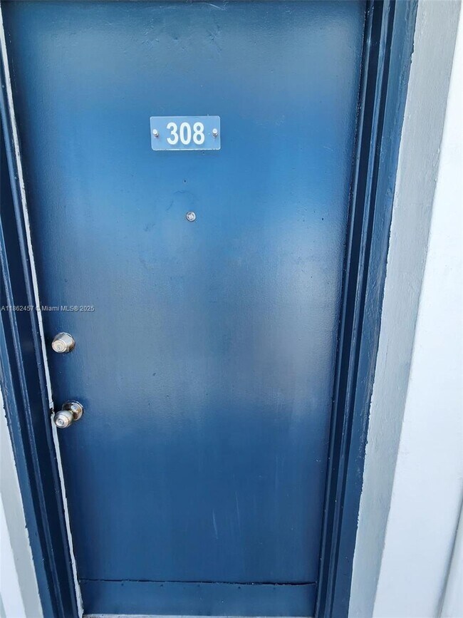 Building Photo - 2101 Normandy Dr
