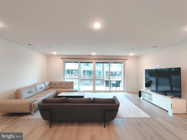 Building Photo - 5002 Longmire Wy