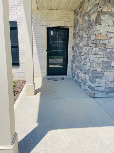 Building Photo - 829 Chalkstone Ln