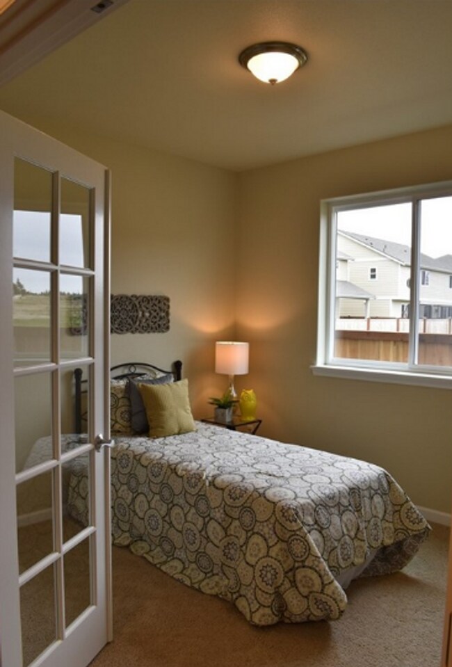 Building Photo - Main floor master suite! 4 bedroom luxury ...