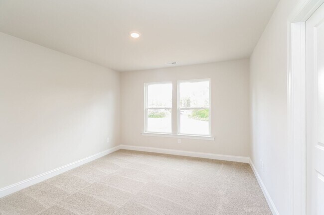 Building Photo - Beautiful 4BR 2.5BA Home w/ Full Appliance Kitchen • Garage Parking •