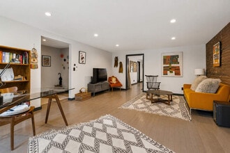 Building Photo - 7 E 129th St