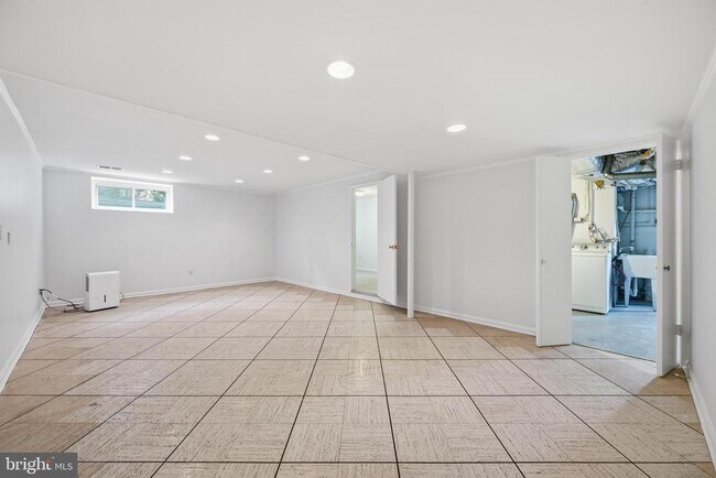 Building Photo - 5804 Lenox Rd