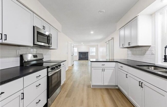 Building Photo - 602 SE Brentwood Dr