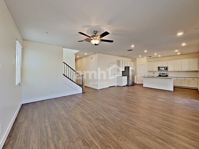 Building Photo - 5944 W Columbine Dr