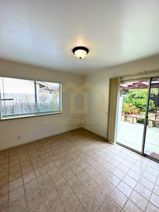 Building Photo - 309 S R St