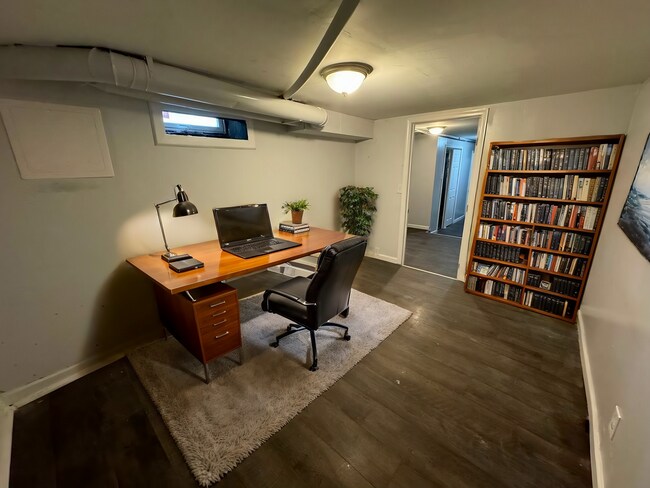 Building Photo - Freshly Updated 3bd/1bath Featuring Spacious Layout & Dedicated Office!