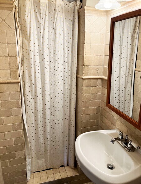 Bathroom 2 - 8512 Saturn St