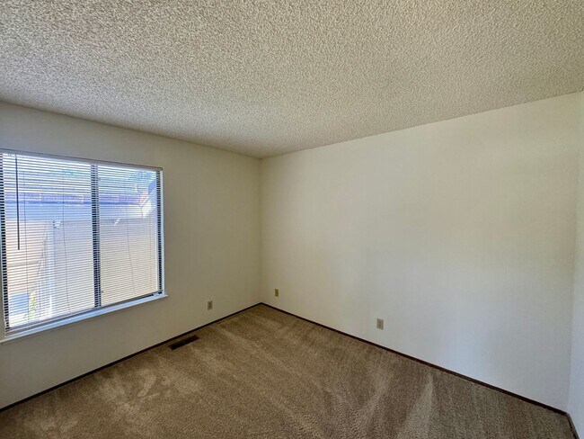 Building Photo - Spacious Home Located in the Desired Diabl...
