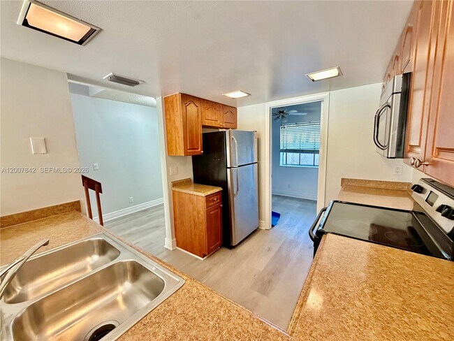 Building Photo - 4403 SW 70th Terrace