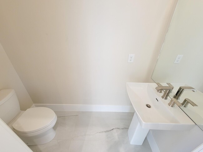 Building Photo - 5613 Leonard St