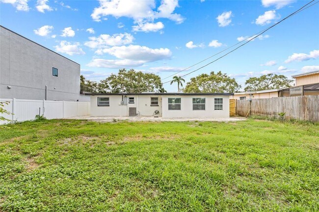 Building Photo - 2134 Catalina Dr
