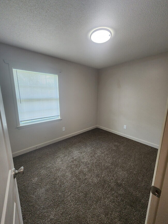 Building Photo - 535 Azalea St