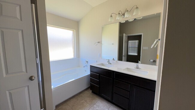 Building Photo - 4 bedroom 2 bathroom house! HOUSING ACCEPTED!