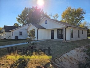 Building Photo - 3 Bed 2 bath home on corner lot