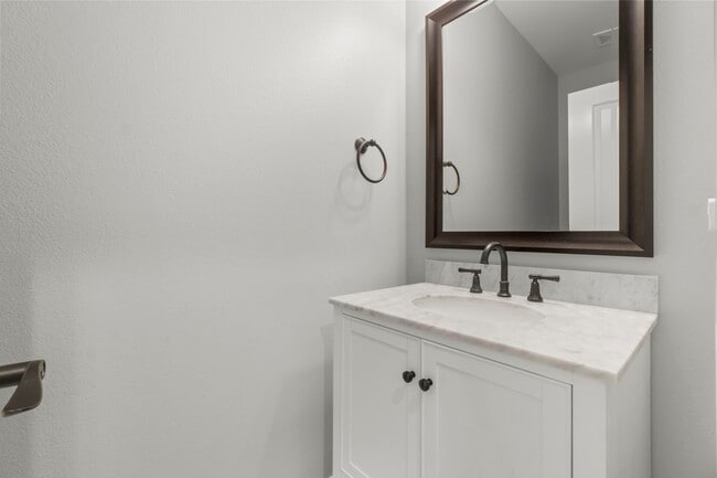 Building Photo - 161 Riverbend Way