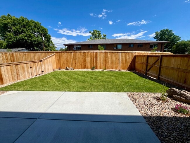 Building Photo - Fully Renovated Duplex in Central Longmont...