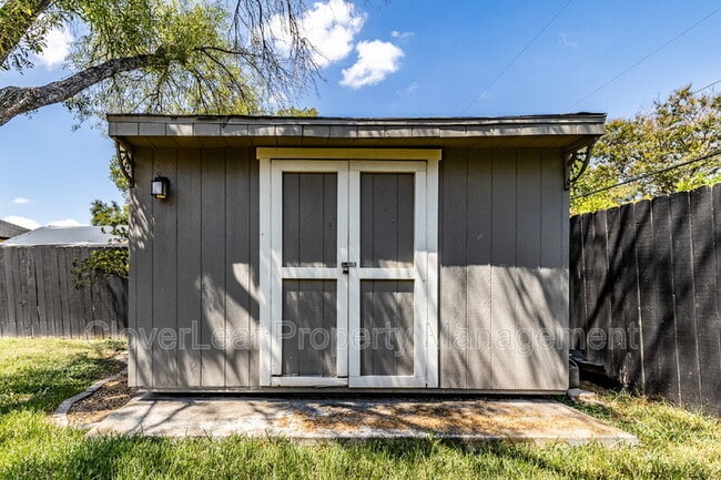 Building Photo - 2423 W Huisache Ave