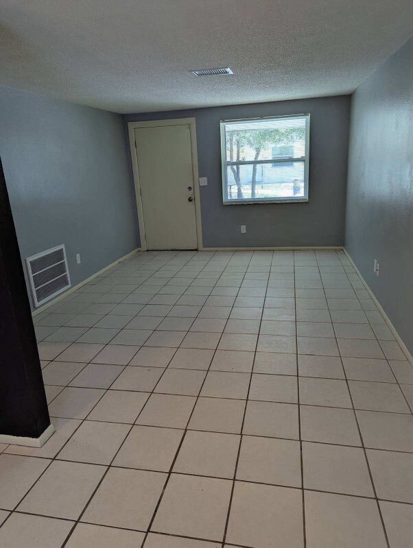 Building Photo - "Charming 2-Bed Home in Holiday, FL – Cozy...