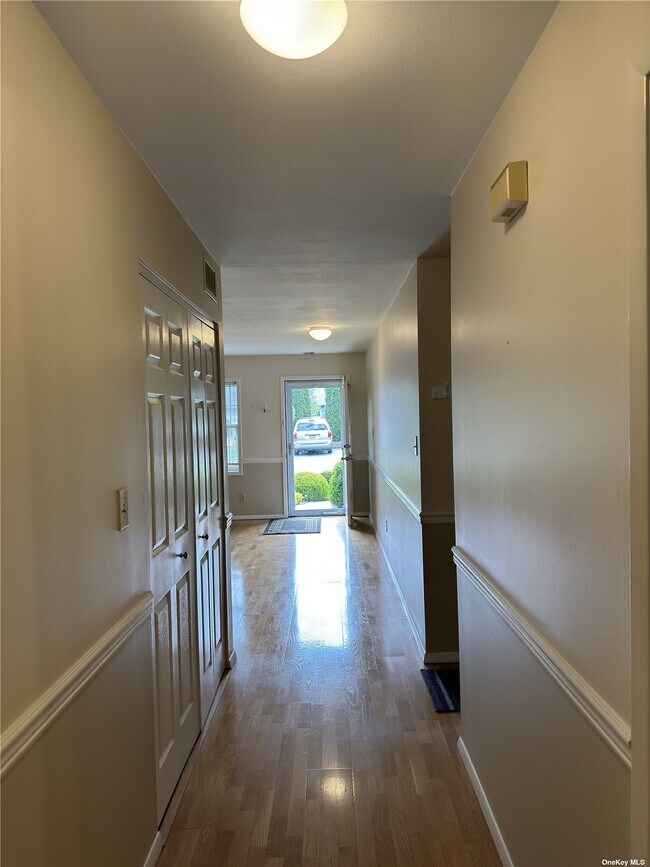 Building Photo - 12 Sandy Hill Rd