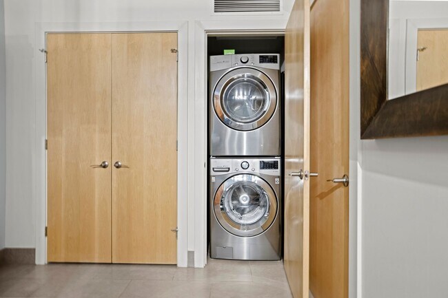 Building Photo - Logan Circle Condo