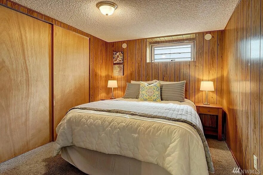 Building Photo - 902 N 77th St