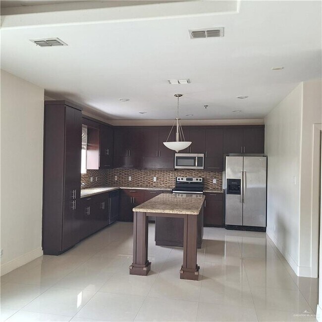 Building Photo - 14 Pineridge Ln