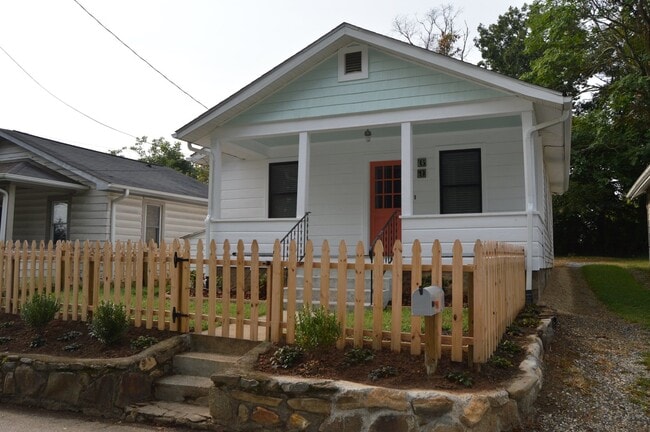 Building Photo - West Asheville Bungalow!
