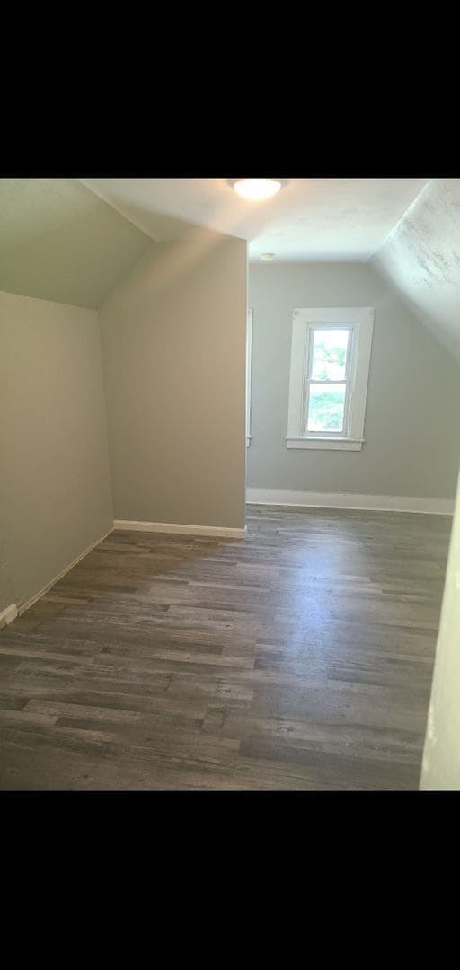 Building Photo - 4 Bed, 2 Bath/Remodled