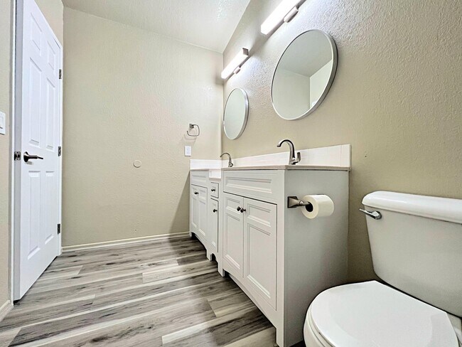 Building Photo - 2826 San Ramon Dr