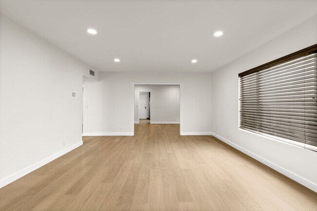 Building Photo - 148 S Oakhurst Dr